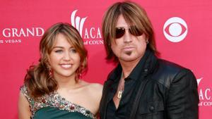 Miley Cyrus talla amb el seu pare després de prometre’s amb una jove que va ser la seva companya a ‘Hannah Montana’
