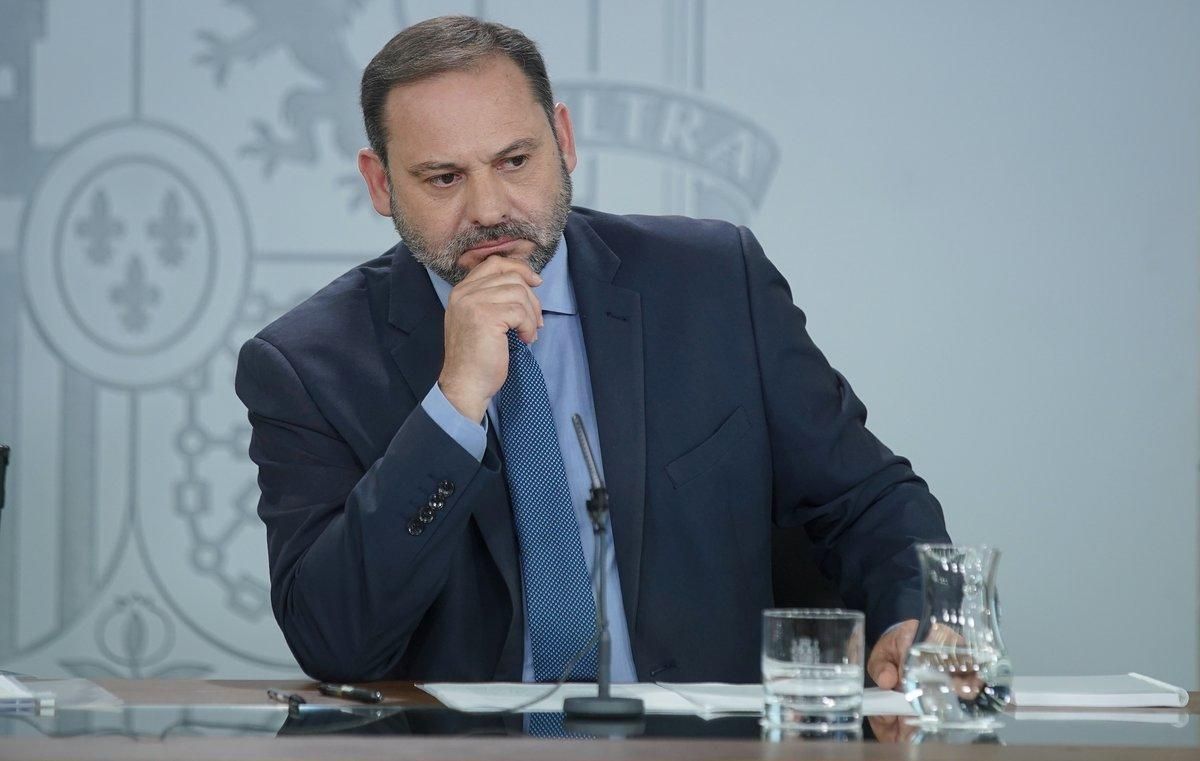 El secretario de Organización del PSOE y ministro de Fomento, José Luis Ábalos, en una rueda de prensa. El secretario de Organización del PSOE y ministro de Fomento, José Luis Ábalos, en una rueda de prensa.