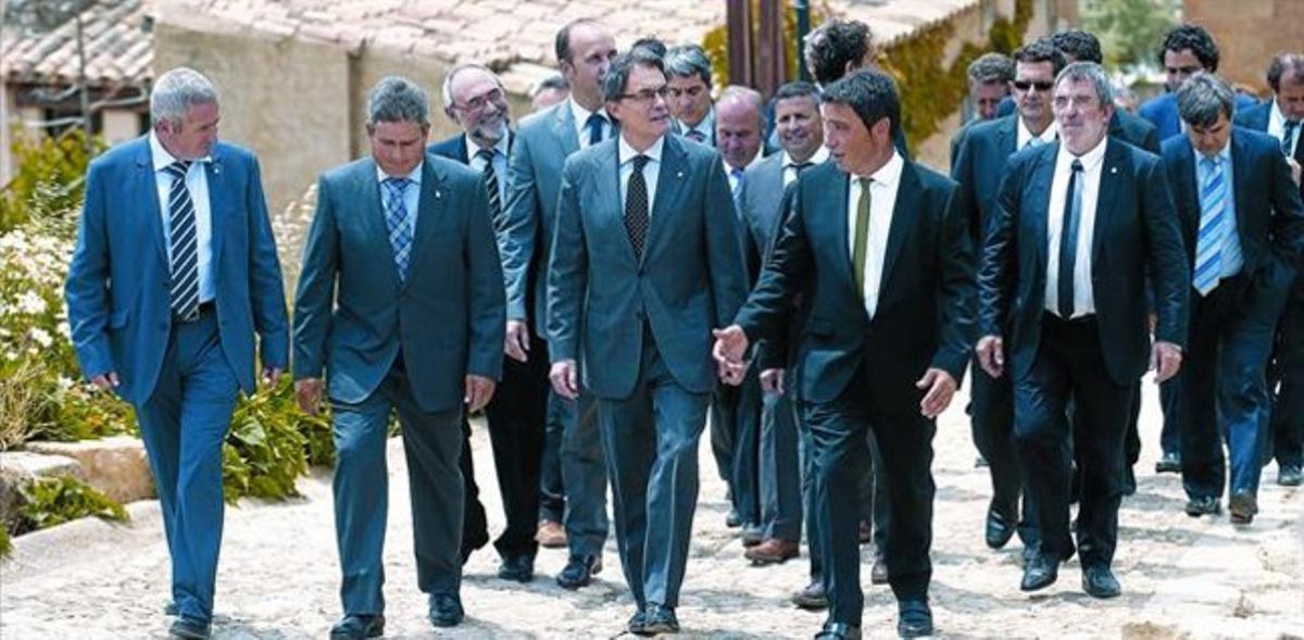 El ’president’Artur Mas, ayeren Corbera d’Ebre, junto a diversas autoridades locales.