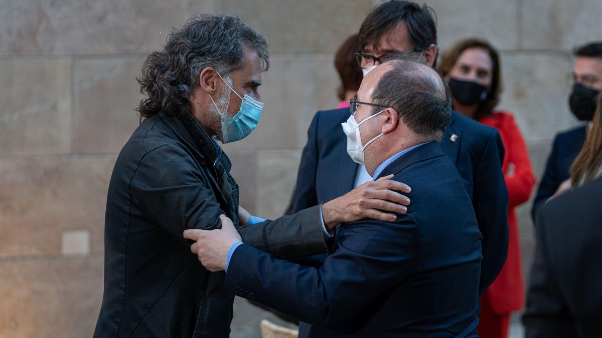 Jordi Cuixart y Miquel Iceta se saludan en la toma de posesión de Pere Aragonès com 132 presidente de la Generalitat de Catalunya Jordi Cuixart y Miquel Iceta se saludan en la toma de posesión de Pere Aragonès com 132 presidente de la Generalitat de Catalunya