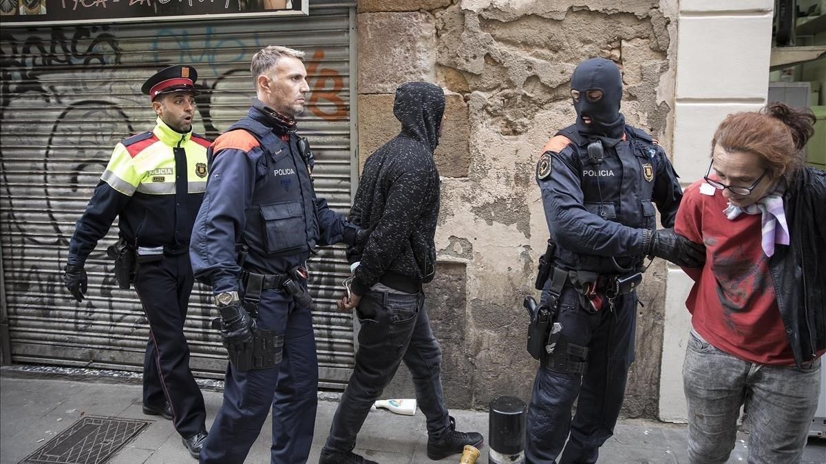 Macrooperación contra la droga este lunes en el Raval. Macrooperación contra la droga este lunes en el Raval.