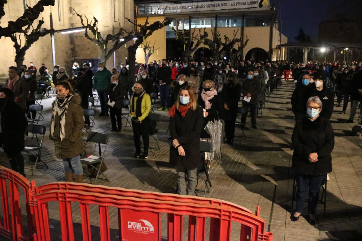 Centenares de personas llenan la plaza de la Vila de Parets en el emotivo acto de homenaje a Sergi Mingote Centenares de personas llenan la plaza de la Vila de Parets en el emotivo acto de homenaje a Sergi Mingote