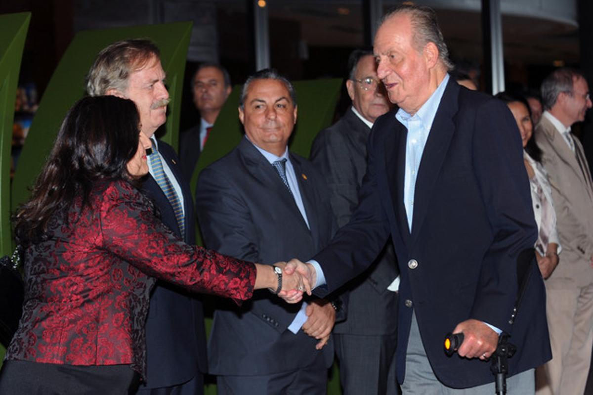 El rey Juan Carlos saluda a los integrantes de la representación diplomática española en Brasilia, a su llegada al hotel Royal Tulip.