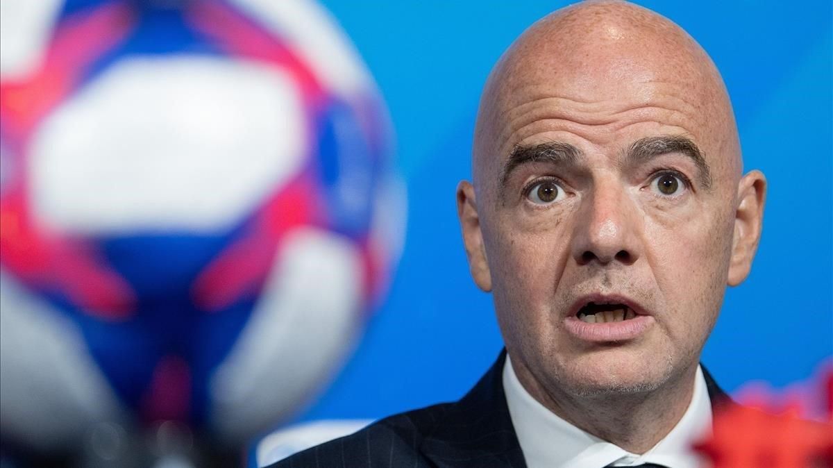 Infantino, el presidente de la FIFA, en una comparecencia de prensa en Lyón. Infantino, el presidente de la FIFA, en una comparecencia de prensa en Lyón.
