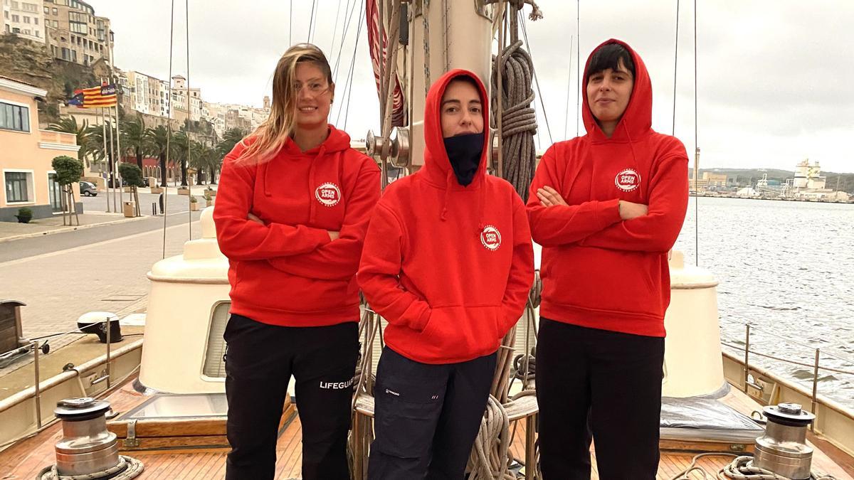 Ana Squarza, Andrea Merino y Caterina Ciufegni, las tres voluntarias a bordo del Astral de Open Arms.