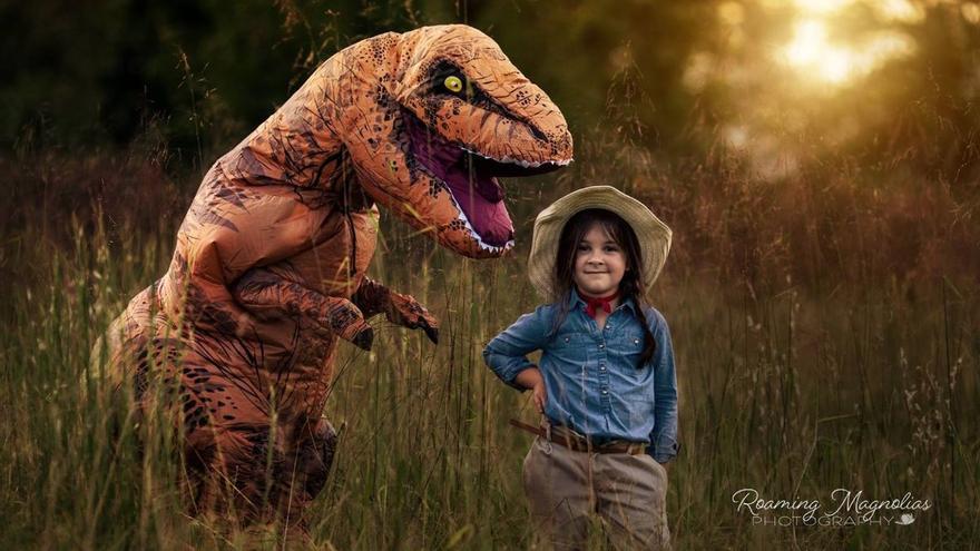 La tierna sesión de fotos de un niño autista disfrazado de T-rex