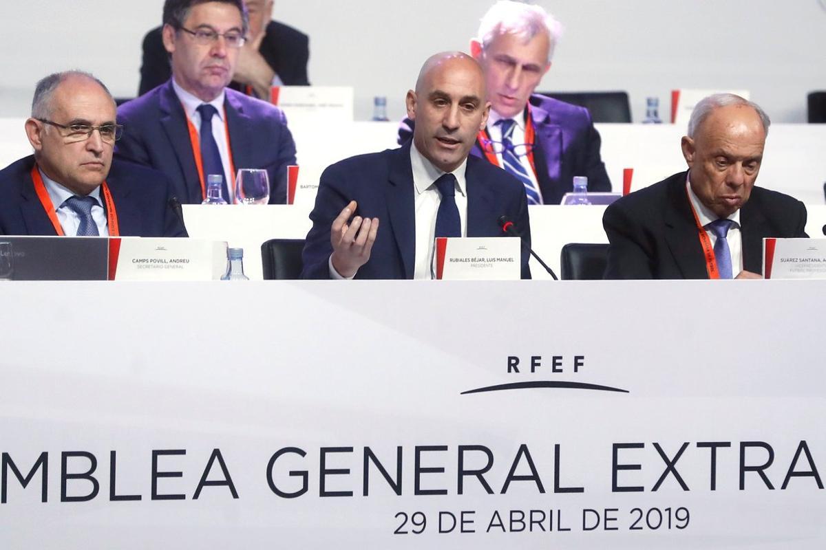 El presidente de la Federación Luis Rubiales (c) se dirige a la asamblea. El presidente de la Federación Luis Rubiales (c) se dirige a la asamblea.