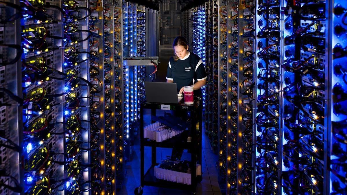 Una responsable de Google, en la central de datos que la empresa tiene en The Dalles, Oregón. Una responsable de Google, en la central de datos que la empresa tiene en The Dalles, Oregón.