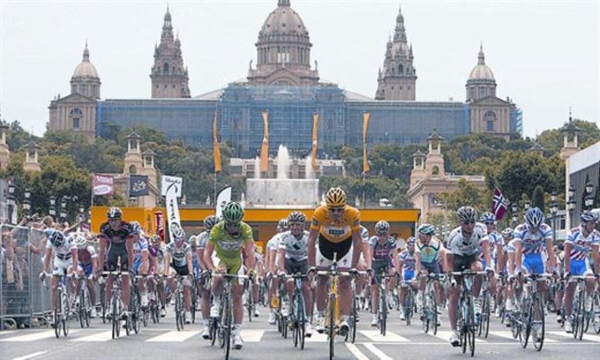 El pelotón del Tour, a su salida de Montjuïc, en la etapa que Barcelona albergó en el 2009. El pelotón del Tour, a su salida de Montjuïc, en la etapa que Barcelona albergó en el 2009.