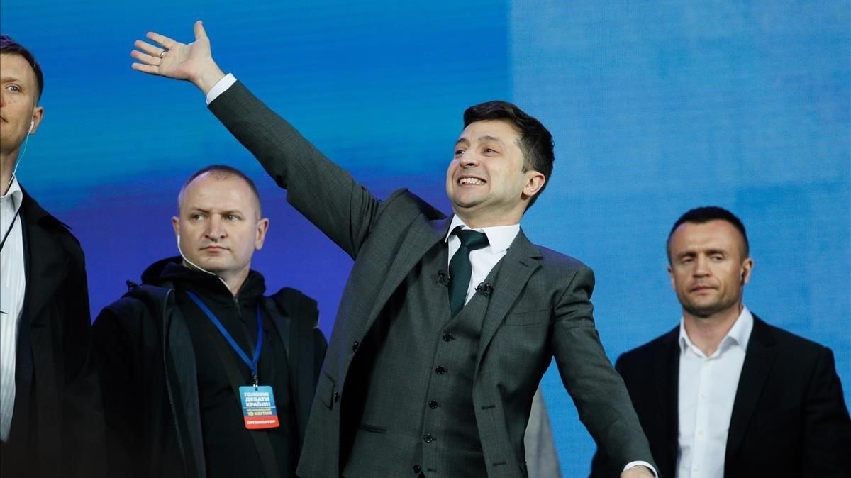El presidente electo de Ucrania,Volodímir Zelenski saluda a sus seguidores. El presidente electo de Ucrania,Volodímir Zelenski saluda a sus seguidores.