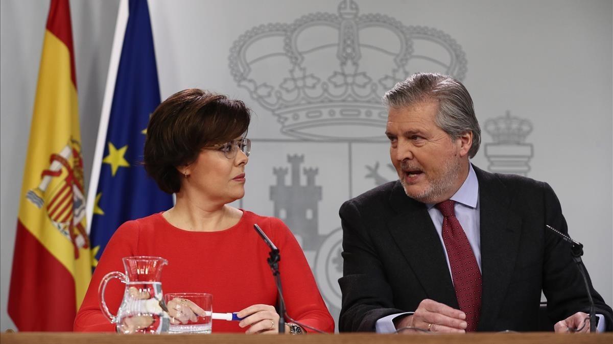 Soraya Sáenz de Santamaría e Íñigo Méndez de Vigo, este viernes, en la rueda de prensa posterior al Consejo de Ministros.