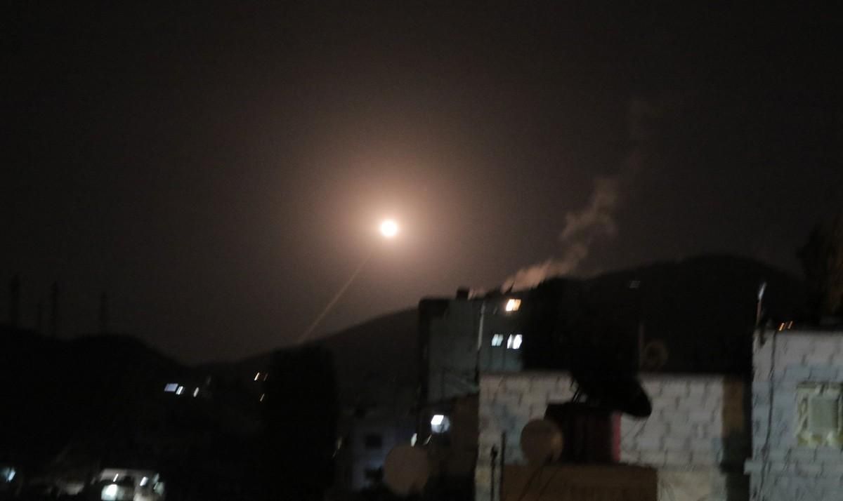Misil lanzado desde la defensa siria responde en Damasco el ataque de EEUU, Reino Unido y Francia. Misil lanzado desde la defensa siria responde en Damasco el ataque de EEUU, Reino Unido y Francia.