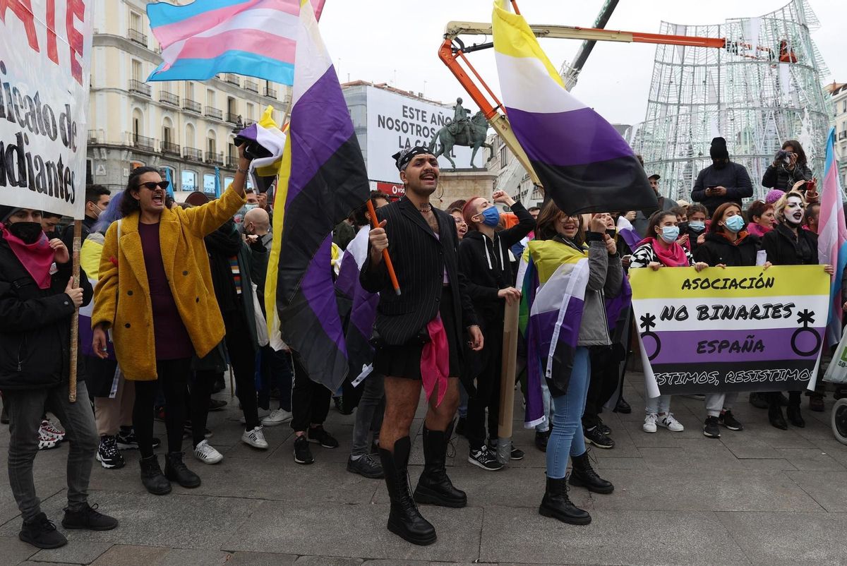 Más de un centenar de personas han protestado este sábado en la plaza de Ópera de Madrid para alertar de las agresiones sexuales que están teniendo lugar en bares y otros locales mediante sumisión química a las víctimas, que en la Comunidad de Madrid suponen una media de 80 denuncias al mes. EFE/Kiko Huesca Más de un centenar de personas han protestado este sábado en la plaza de Ópera de Madrid para alertar de las agresiones sexuales que están teniendo lugar en bares y otros locales mediante sumisión química a las víctimas, que en la Comunidad de Madrid suponen una media de 80 denuncias al mes. EFE/Kiko Huesca