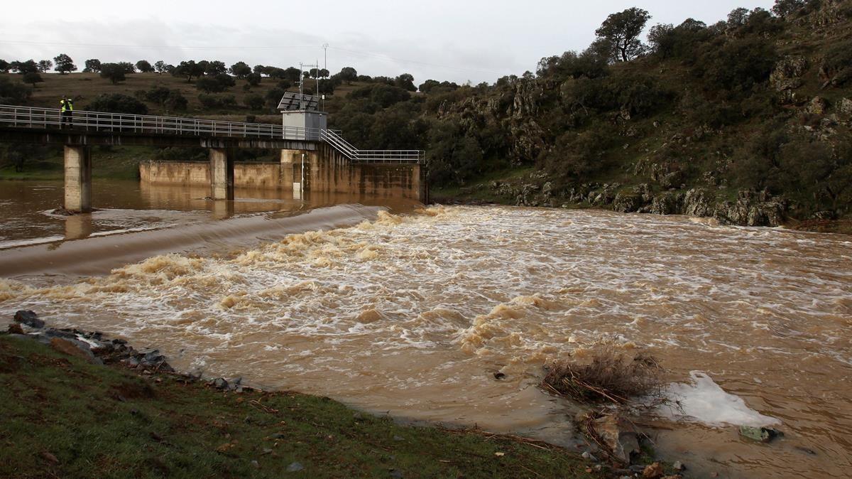 Crecida de río Tirteafuera, un afluente del Guadiana en Ciudad Real, que pasó en los últimos días de estar prácticamente seco a alcanzar una punta de 45,8 metros cúbicos por segundo.