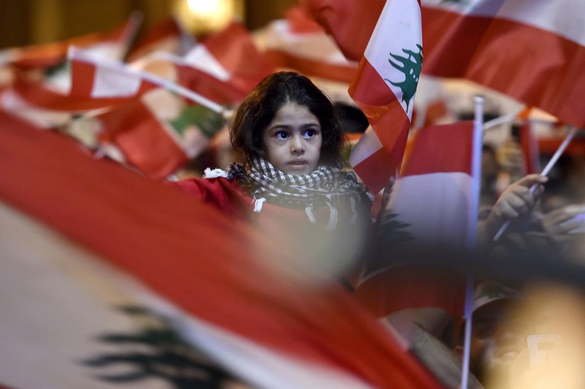 Una niña, en la manifestación de este domingo en Beirut.