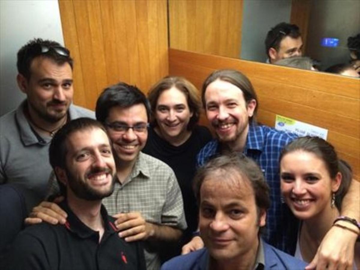 La anécdota 8 La alcaldesa Ada Colau y el líder de Podemos quedaron atrapados con sus equipos en el ascensor del ayuntamiento en junio.