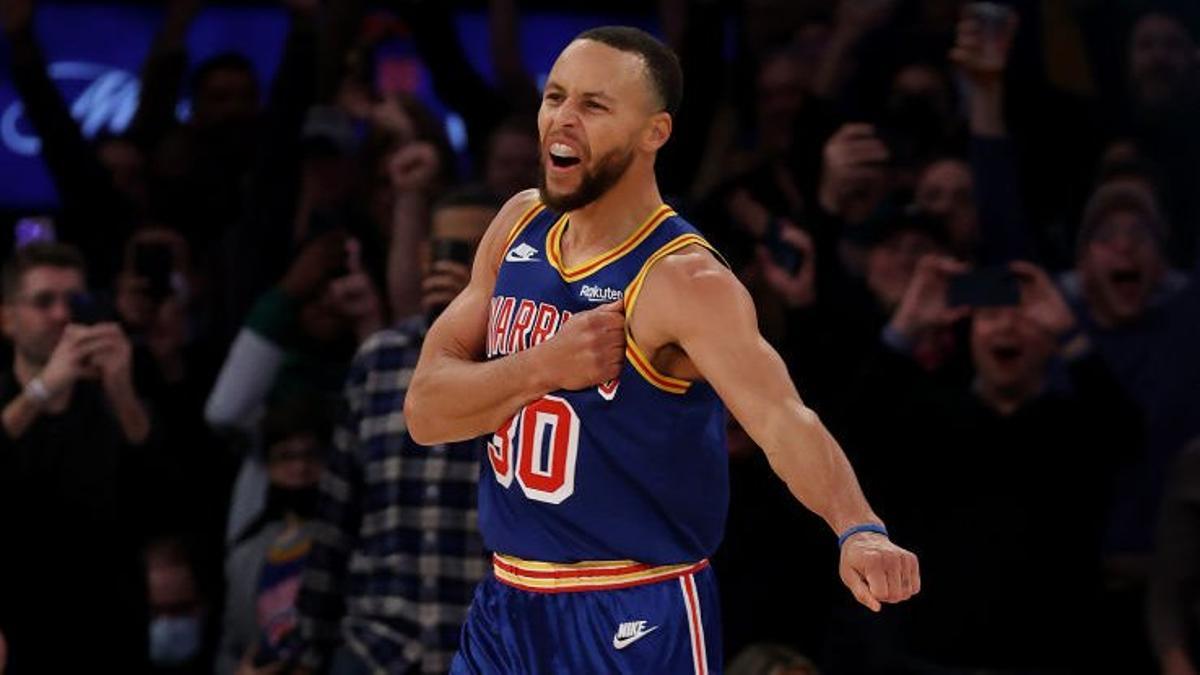 Curry, eufórico tras batir el récord de triples de la NBA.