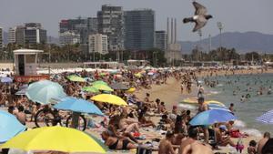 Las playas de Barcelona se llenan en el primer fin de semana de julio