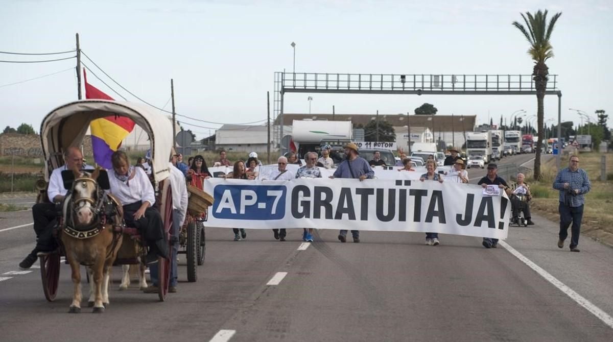 Corte de las asociaciones vecinales afectadas por la siniestralidad de la N-340, el 13 de mayo. Corte de las asociaciones vecinales afectadas por la siniestralidad de la N-340, el 13 de mayo.