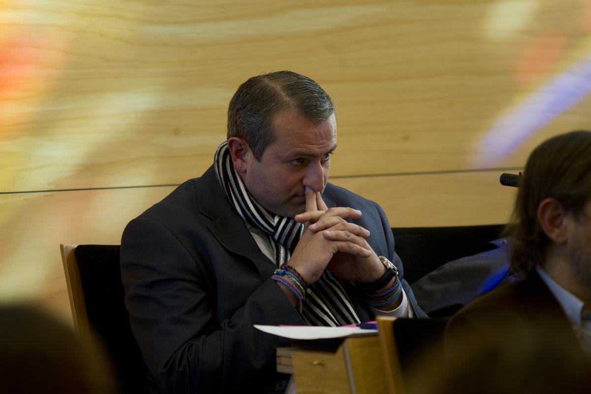 David Gómez durante el Pleno municipal en que se debatió su cese como concejal, en 2013