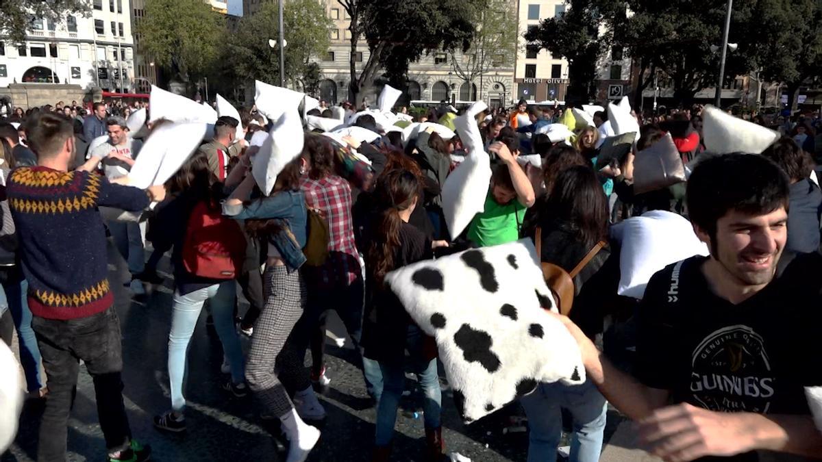 Barcelona se apunta a la Pillow Fight, una multitudinaria guerra de almohadas en el centro de la ciudad.