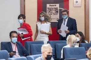 La ministra portavoz, la vicepresidenta segunda y el ministro de Inclusión antes de la rueda de prensa posterior al Consejo de Ministros. 