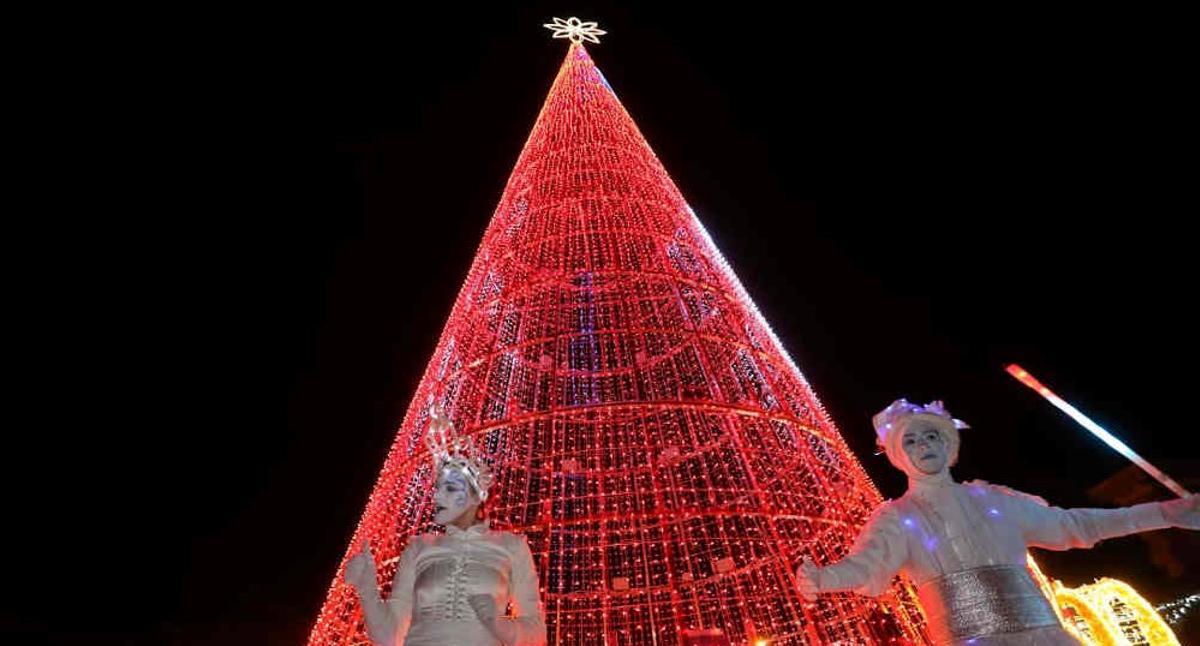 El árbol de Navidad de Gavà mide aproximadamente unos 18 metros