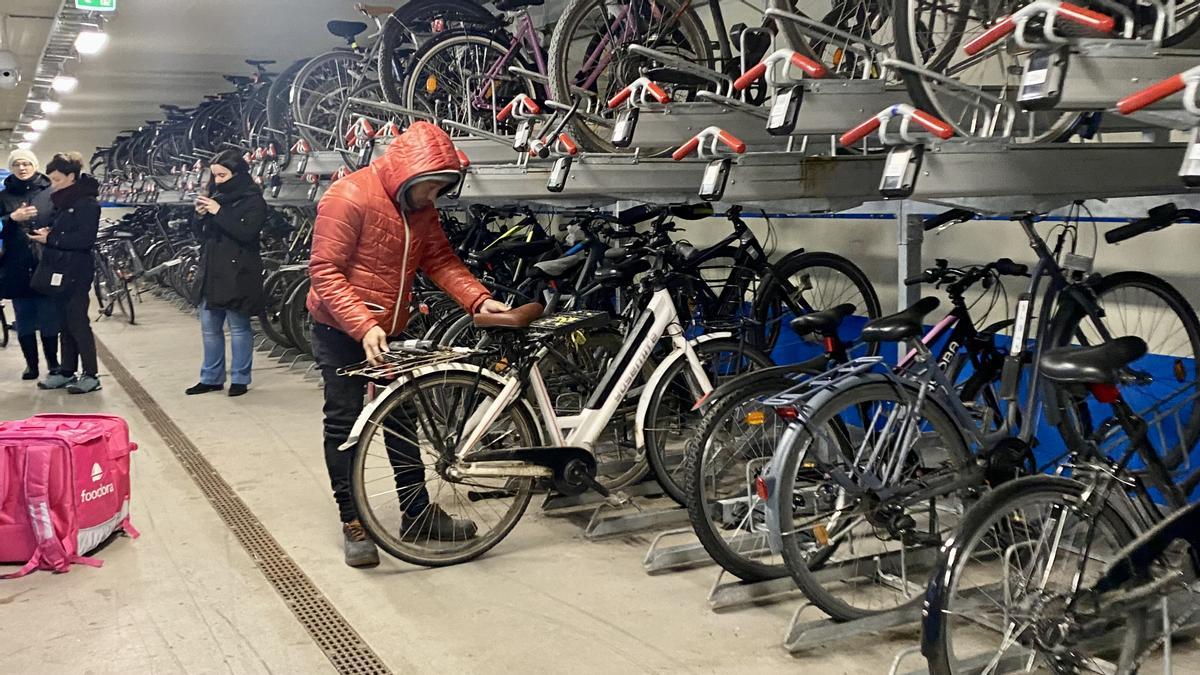 Aparcamiento de bicicletas subterráneo, en una céntrica plaza de Estocolmo