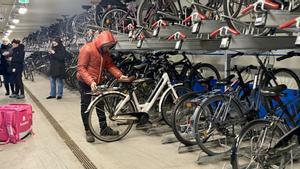 Aparcamiento de bicicletas subterráneo, en una céntrica plaza de Estocolmo