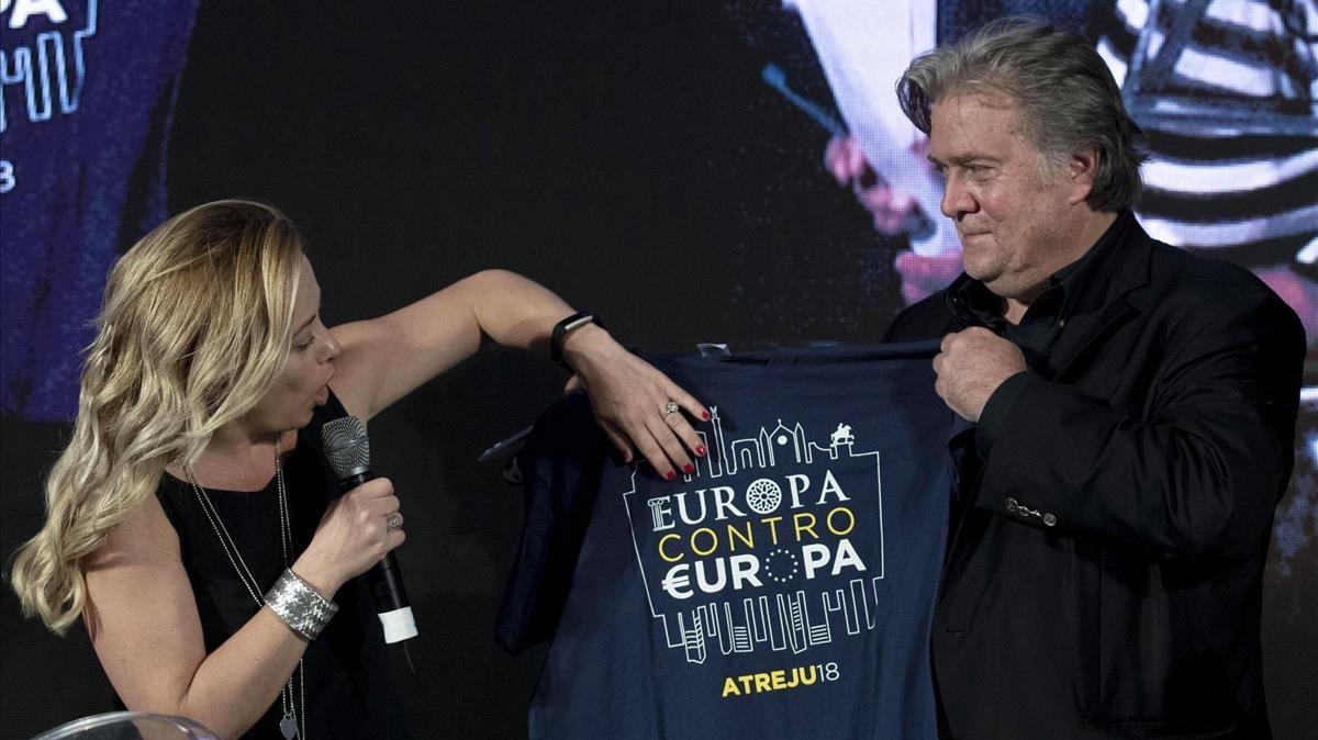 Steve Bannon con la dirigente del partido posfascista Giorgia Meloni en Roma con una camiseta que lleva escrito el eslogan Europa contra Europa.
