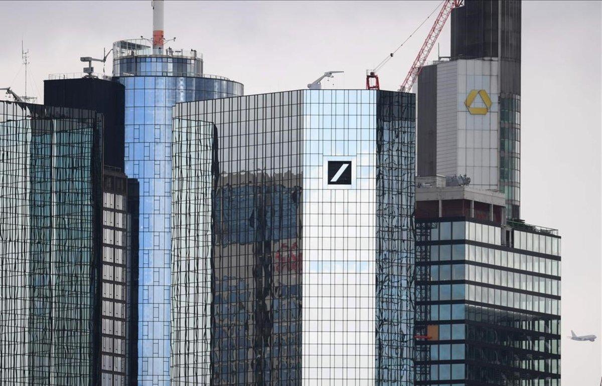 Bruselas acusa a Deutsche Bank y Rabobank de falsear la competencia en el mercado de deuda soberana