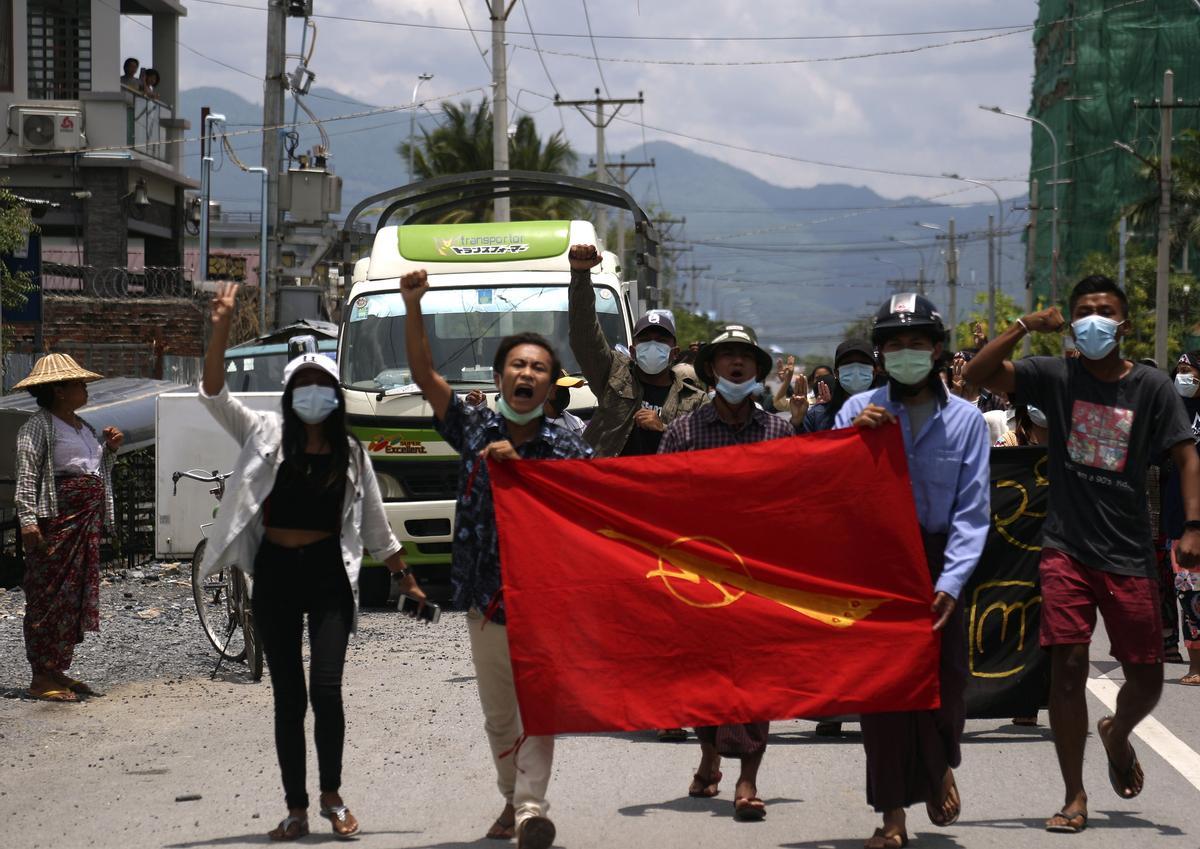 Un grupo de manifestantes durante las protestas contra el golpe de Estado del pasado mes de febrero.