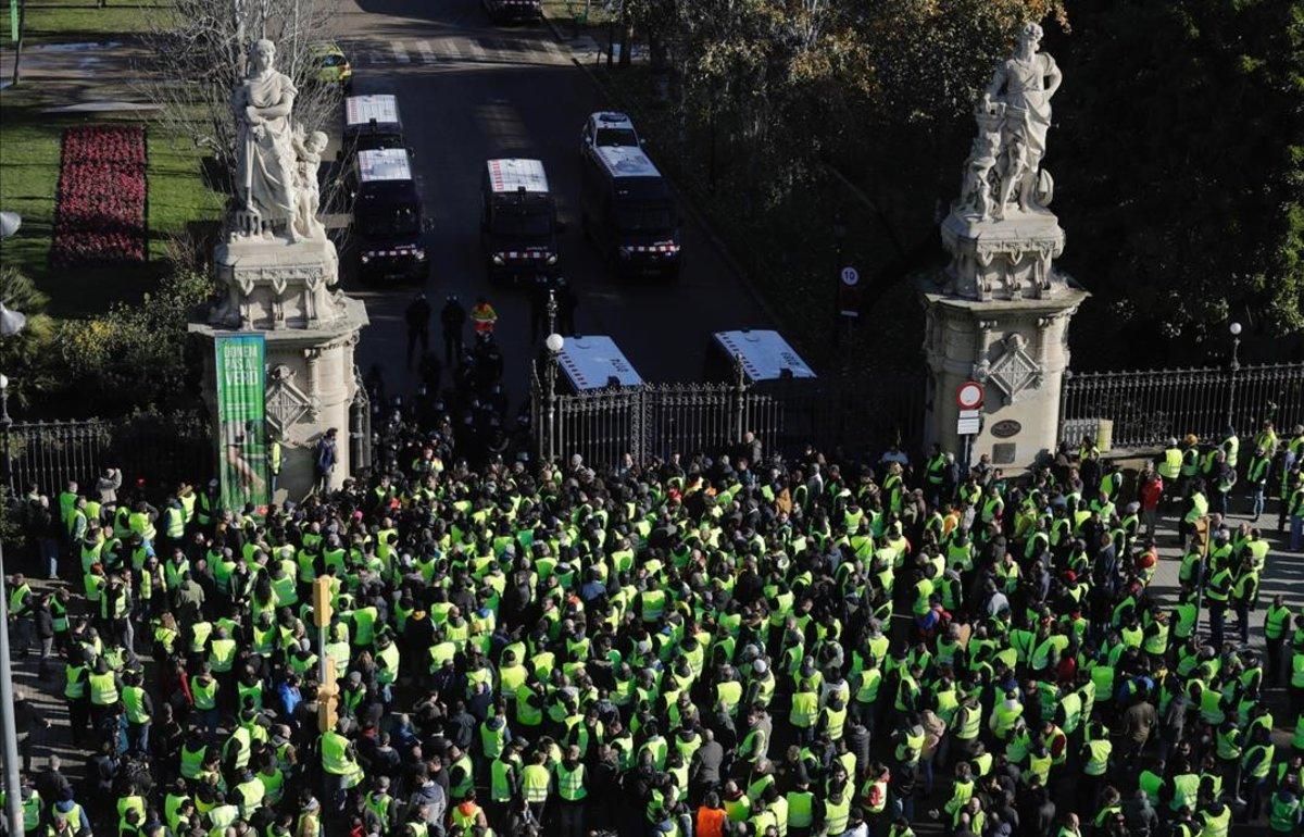 Taxistas en huelga, a las puertas del parque de la Ciutadella, protegido por los Mossos. Taxistas en huelga, a las puertas del parque de la Ciutadella, protegido por los Mossos.