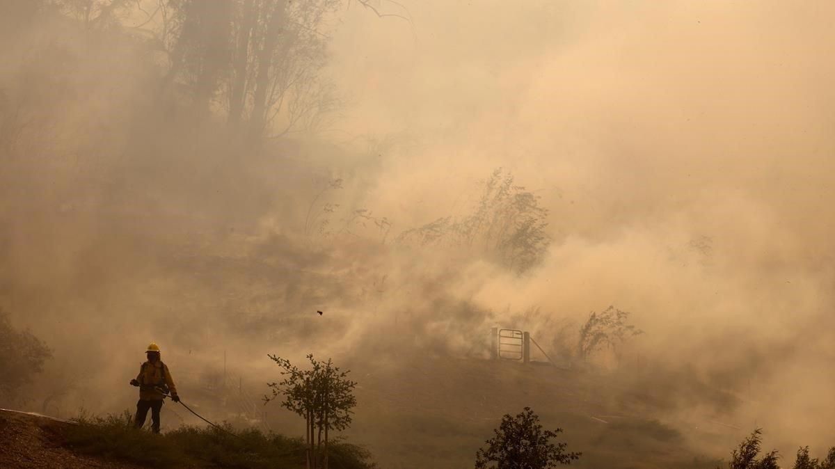 Un incendi a prop de Los Angeles obliga a evacuar 60.000 persones Un incendi a prop de Los Angeles obliga a evacuar 60.000 persones