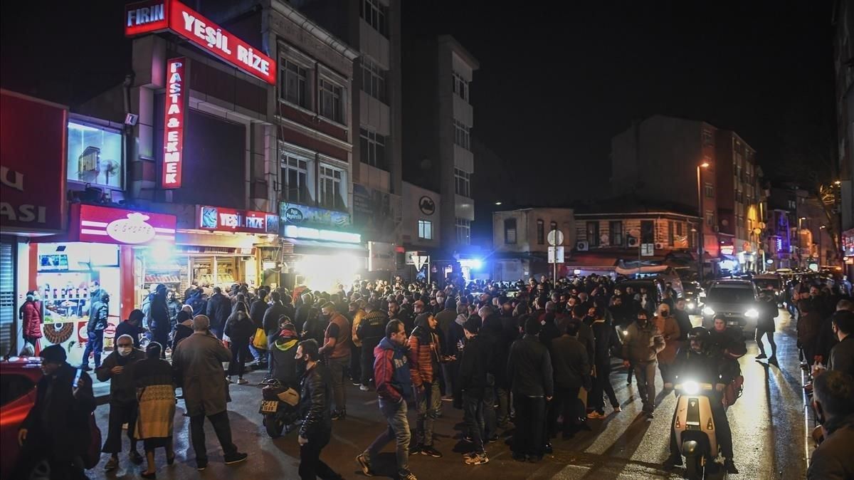 Una calle de Estambul el viernes por la noche tras decretar el confinamineto total de dos dias en Turquía. Una calle de Estambul el viernes por la noche tras decretar el confinamineto total de dos dias en Turquía.