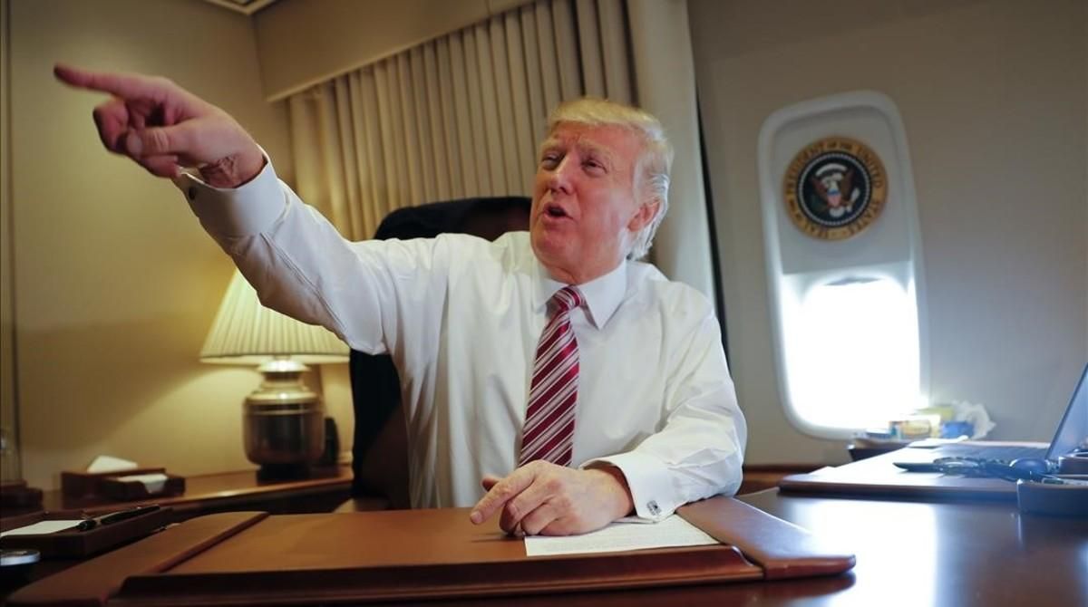Trump señala a miembros de la prensa, sentado en su despacho del Air Force One, el 26 de enero. Trump señala a miembros de la prensa, sentado en su despacho del Air Force One, el 26 de enero.