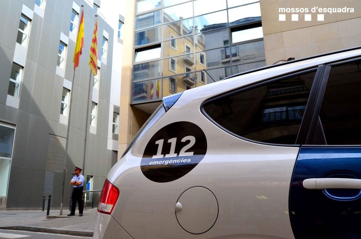 Un coche de los Mossos ante una comisaría. Un coche de los Mossos ante una comisaría.
