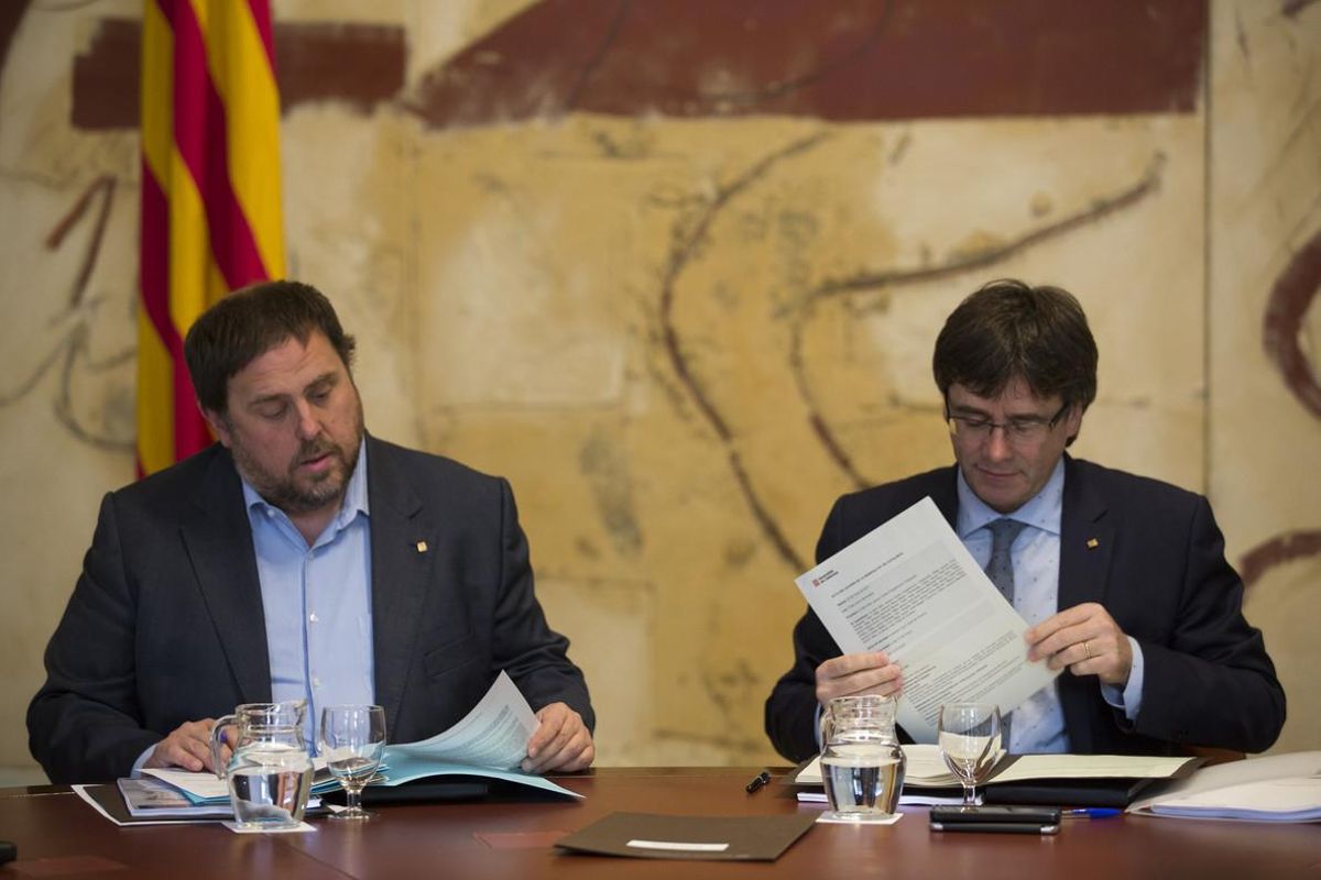 Oriol Junqueras y Carles Puigdemont, durante una reunión del Consell Executiu. Oriol Junqueras y Carles Puigdemont, durante una reunión del Consell Executiu.
