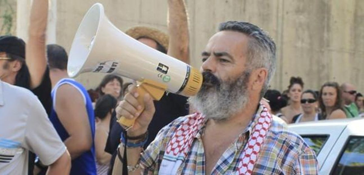 El parlamentario de IU y alcalde de Marinaleda, Juan Manuel Sánchez Gordillo, en el exterior del establecimiento asaltado por un grupo de sindicalistas, este martes en Écija (Sevilla). El parlamentario de IU y alcalde de Marinaleda, Juan Manuel Sánchez Gordillo, en el exterior del establecimiento asaltado por un grupo de sindicalistas, este martes en Écija (Sevilla).