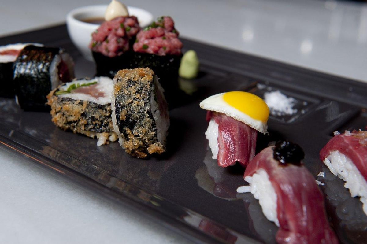 Plato de sushi de carne. Plato de sushi de carne.