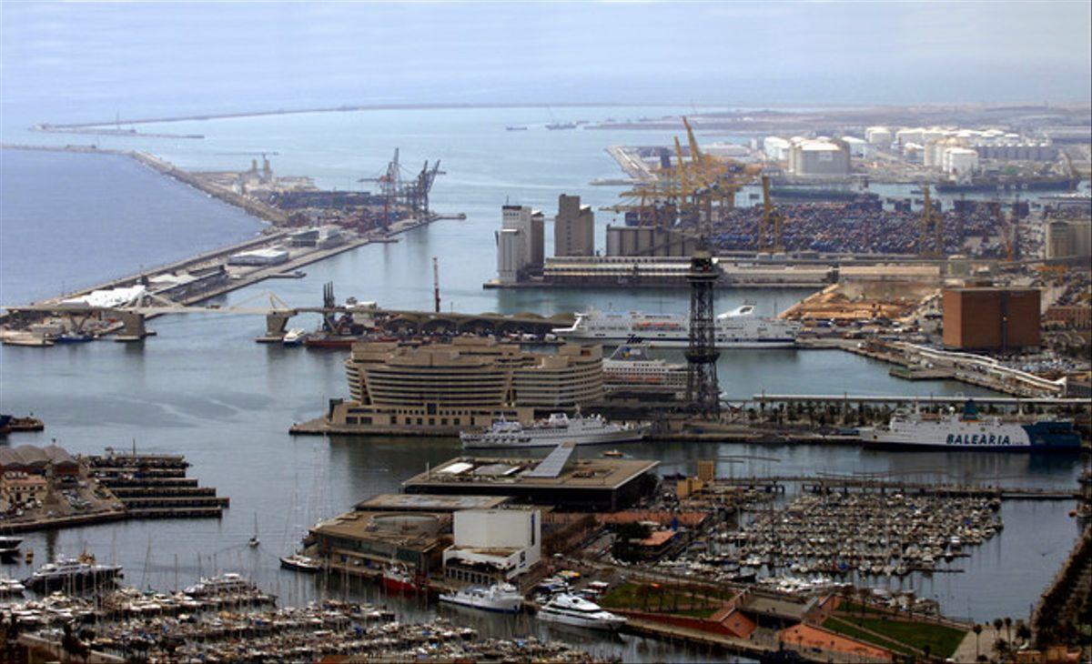El Port de Barcelona multará a barcos muy contaminantes después de verano