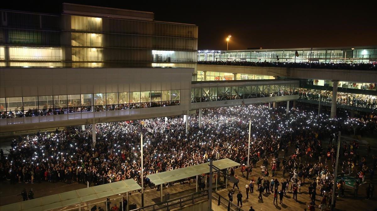 Manifestantes en el Aeropuerto de El Prat.