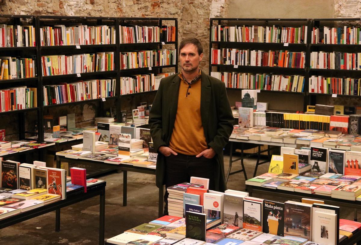 Joan Jordi Miralles, en la librería Calders de Barcelona.