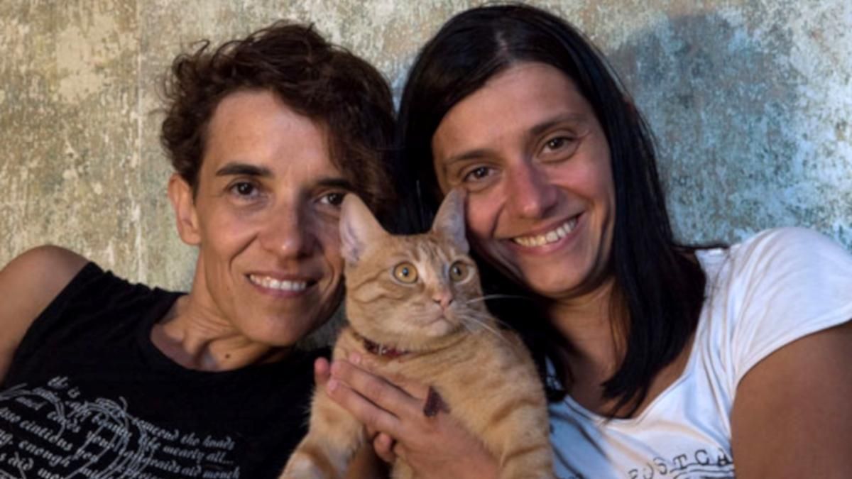 Las directoras Mina Mileva (izquierda) y Vesela Kazova, junto al gato protagonista. Las directoras Mina Mileva (izquierda) y Vesela Kazova, junto al gato protagonista.