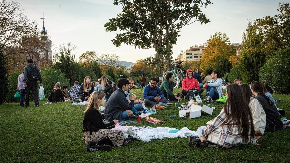 Familias y amigos hacen picnic en el paque de la Ciutadella mientras los bares y restaurantes permanecen cerrados. Familias y amigos hacen picnic en el paque de la Ciutadella mientras los bares y restaurantes permanecen cerrados.