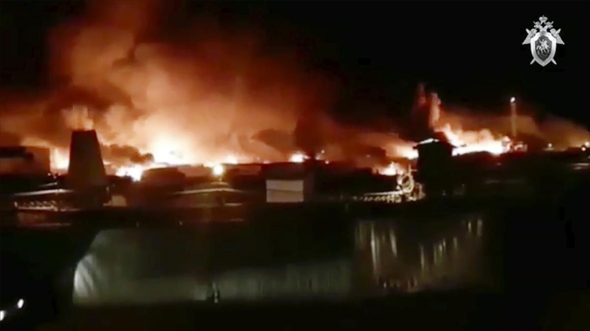 Imagen tomada de un video de Instagram en la que se ve la prisión de Angarsk, en la región de Irlutsk, en llamas.