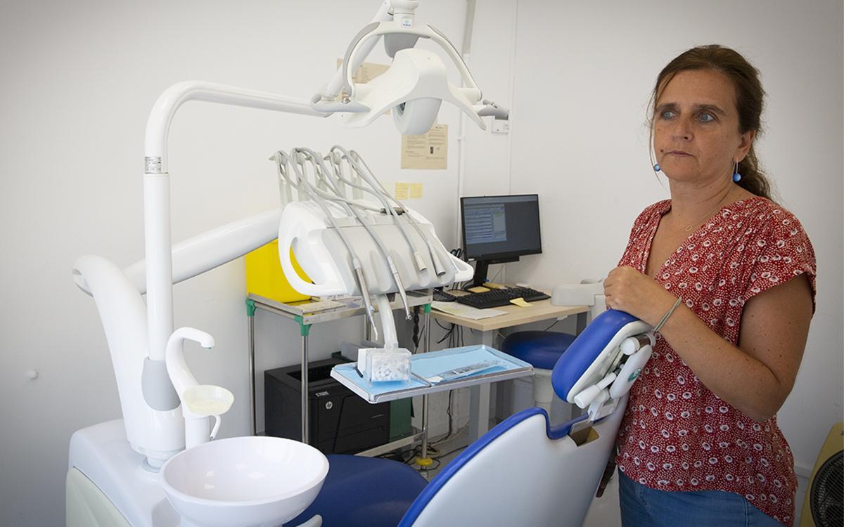 Gemma Tarafa, concejala de Salud de Barcelona, en una de las consultas del servicio de dentista para personas vulnerables.