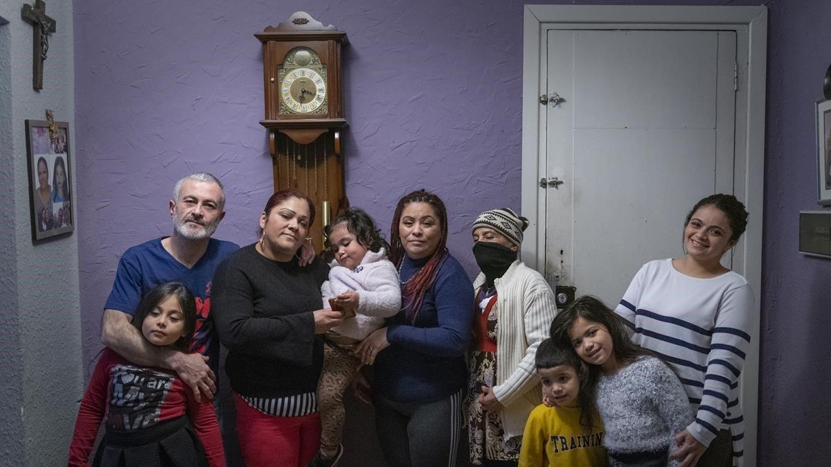 Suyapa Velázquez (con jersey de rayas), con su familia, en el piso donde viven en Trinitat Vella, en Barcelona.