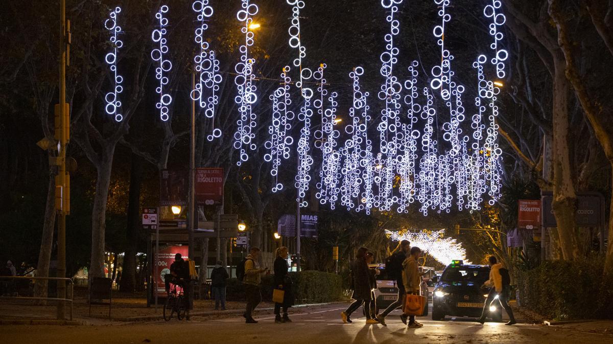 Decoración de luces de Navidad en la plaza Urquinaona, en el 2021.