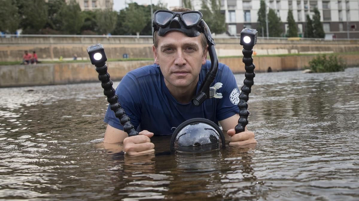 Perpiñán, con su equipo de filmación en el río Besòs. Perpiñán, con su equipo de filmación en el río Besòs.